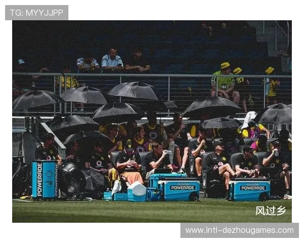 多特蒙德世俱杯替补席难耐高温，返更衣室观赛