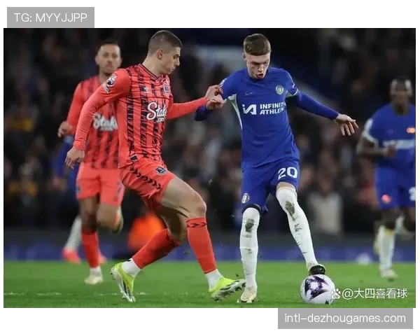 特写：布伦特福德主场球迷为即将离队的老队长起立鼓掌